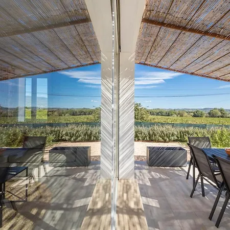Piscine Chauffee, 5min Du Village Et Climatisation Holiday home